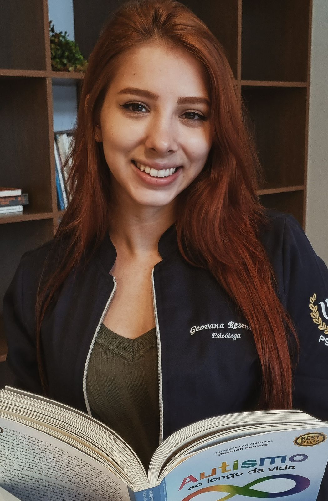 Foto da Psicóloga Geovana Resende sorrindo